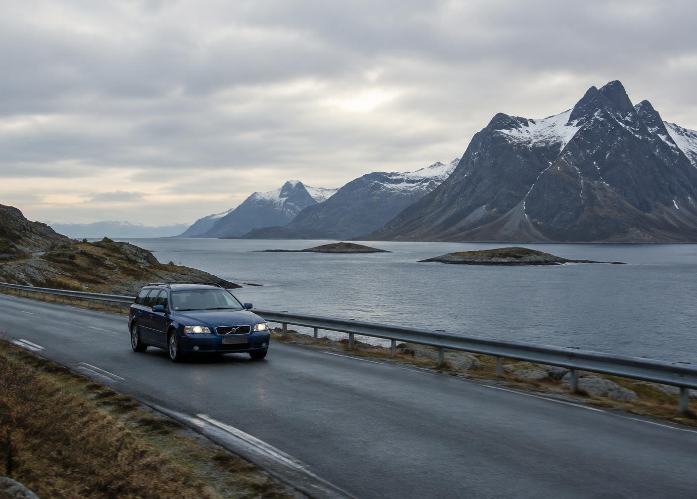 Stasjonsvogn på kystvei i Nordland